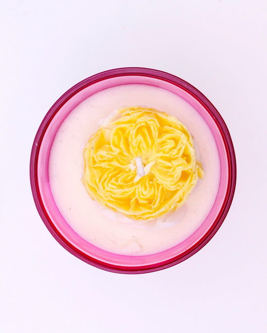 Vela con flor en vaso de color