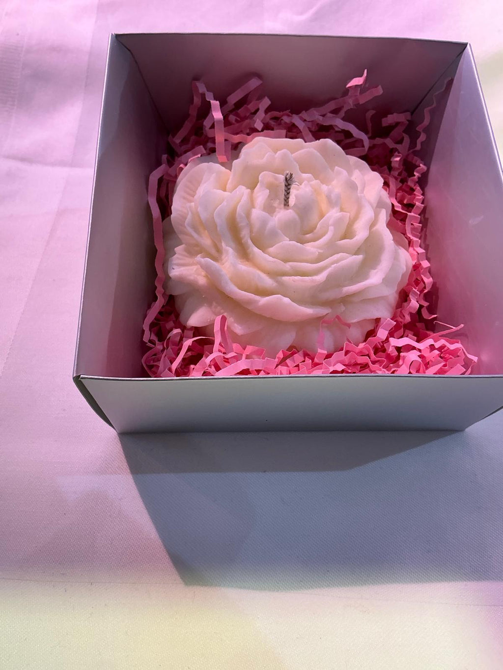 Vela rosa blanca en caja