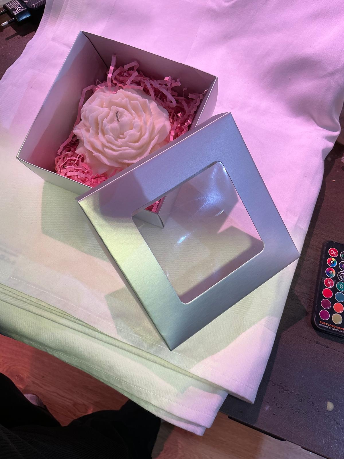 Vela rosa blanca en caja